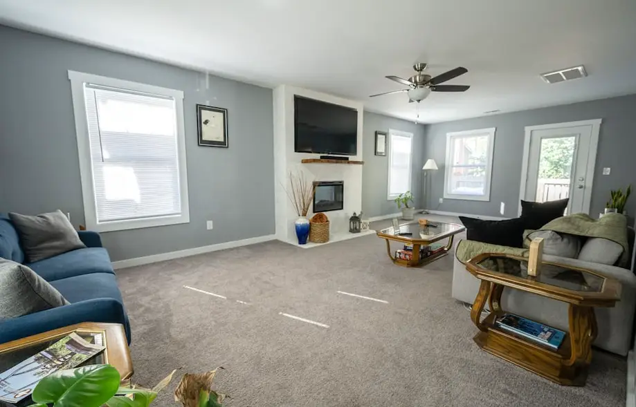 Spacious Downtown Retreat - Close to Eve...